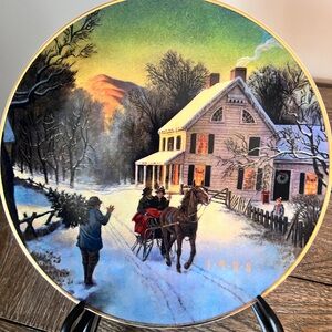 Avon 1988 Christmas Porcelain Plate 8" Home for the Holidays with 22k Gold Trim